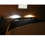 FJ Cruiser - слева в стандартной оптике лампа LED, справа галоген