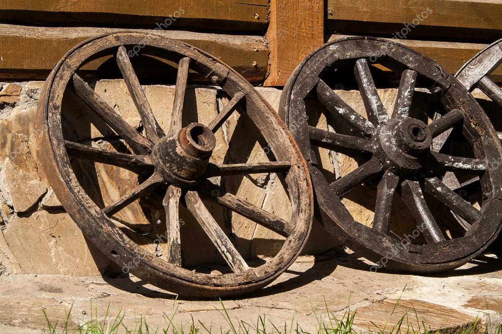 depositphotos_90683914-stock-photo-ancient-wooden-wheel.jpg